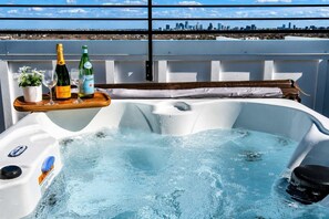 Outdoor spa tub - Modern Nash Home • Rooftop & Hot Tub (Nashville)