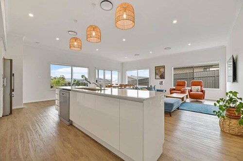 White Haven - Luxe Abode, Mountain Views, Firepit