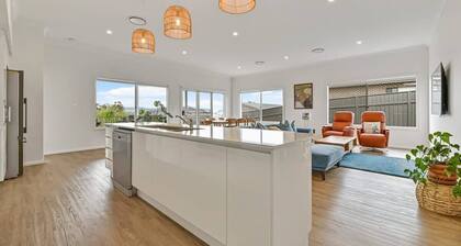 White Haven - Luxe Abode, Mountain Views, Firepit