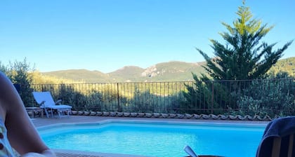 Maison lumineuse avec piscine et vue imprenable !