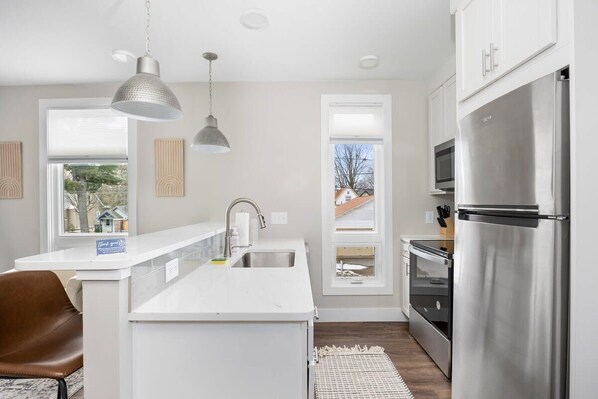 Een koelkast, een magnetron, een oven, een kookplaat