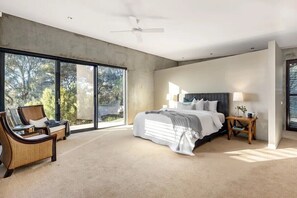 5 bedrooms, desk, iron/ironing board, WiFi