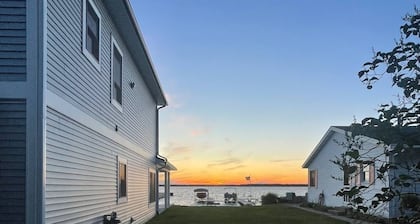 Cozy Cabin in Lake City, just steps from the beach!