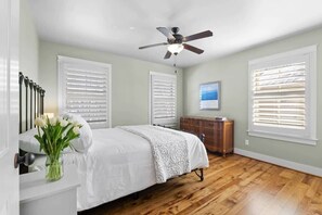 4 bedrooms, iron/ironing board, travel cot, WiFi - Home Near Main St / 4BR / Hot Tub / Private Yard (Fredericksburg)