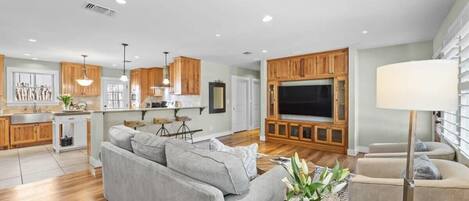 Televisie, een open haard en een kantoor