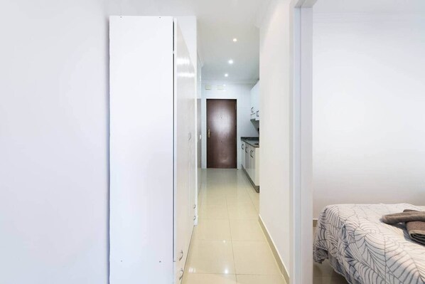 Tabla de planchar con plancha, wifi gratis, ropa de cama