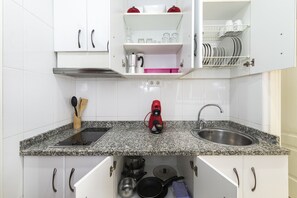 Refrigerador, microondas, parrilla de estufa y cafetera y tetera 