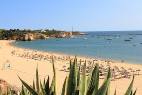 Vila Monte Luz - 1, Great apartment for 2 persons, pool, directly by the sea in prime location