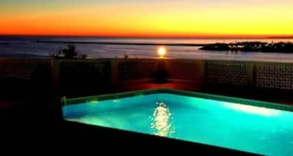 Vila Monte Luz - 1, Great apartment for 2 persons, pool, directly by the sea in prime location