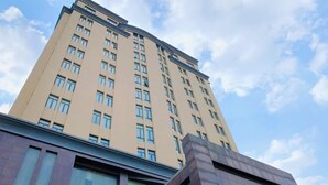 Een hoog hotel met meerdere verdiepingen en een modern architectonisch ontwerp.