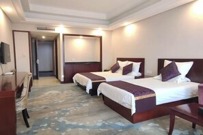 A hotel room with two beds, a desk, and a television. - Hangzhou Huiyu Hotel (Hangzhou)