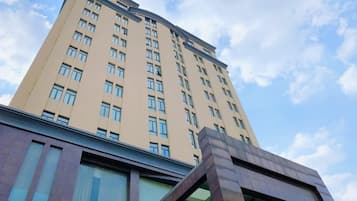 Un edificio de gran altura con varios pisos y un diseño arquitectónico moderno.