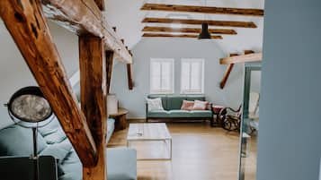 Smart-tv, dvd-spelare, böcker och ett musikbibliotek