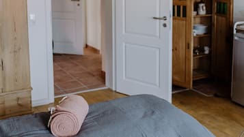 5 chambres, bureau, fer et planche Ă repasser, lit parapluie