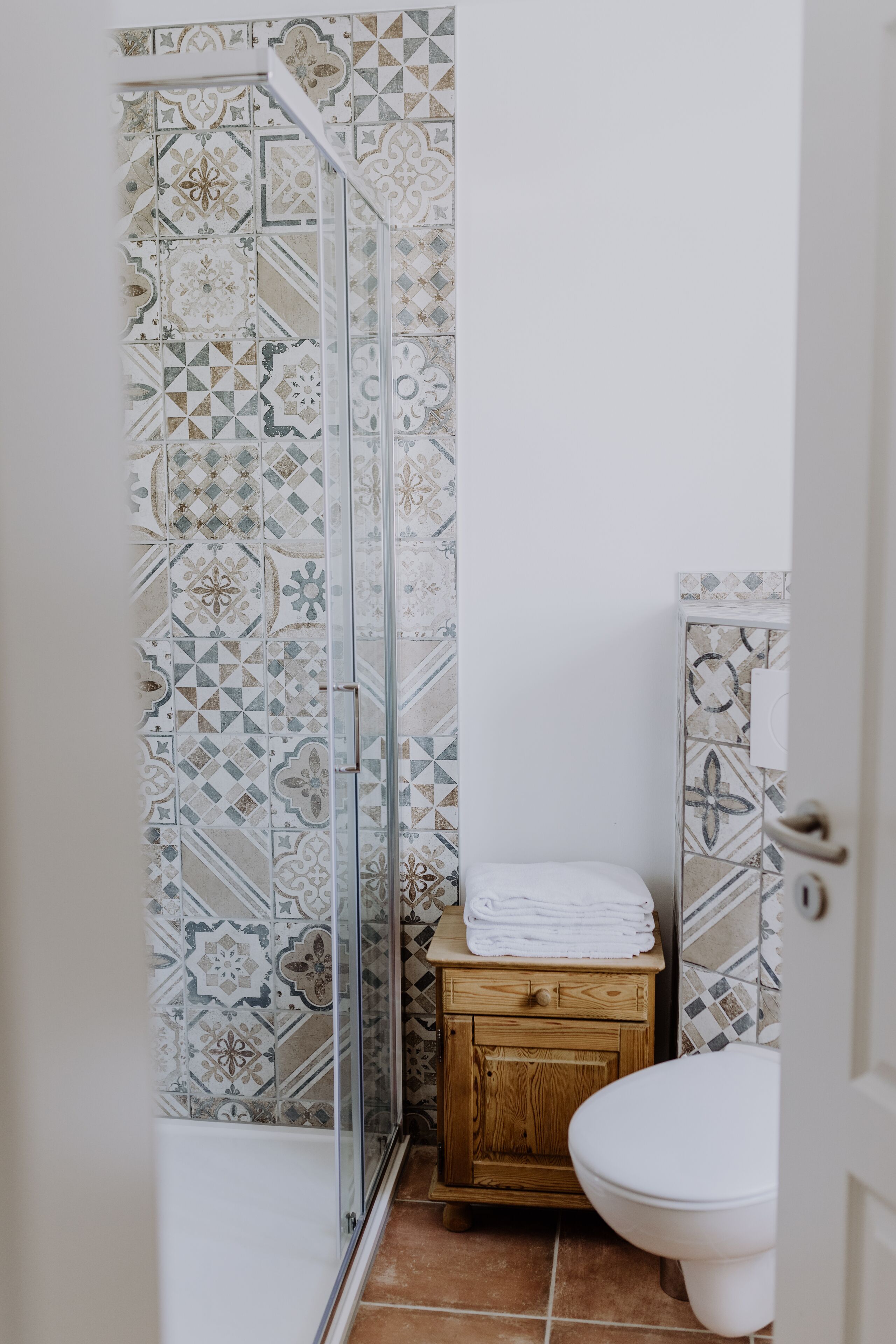 Douche, sèche-cheveux, serviettes fournies, savon