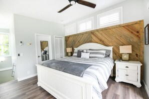 Een bureau, een strijkplank/strijkijzer, reisbedje, gratis wifi