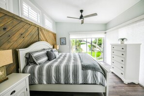 Desk, iron/ironing board, travel crib, free WiFi - 7BR, 3BA, Sleeps 17 near Englewood Beach, Manasota Key (Englewood)