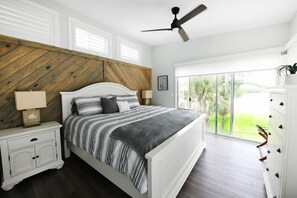 Desk, iron/ironing board, travel cot, free WiFi - 7BR, 3BA, Sleeps 17 near Englewood Beach, Manasota Key (Englewood)