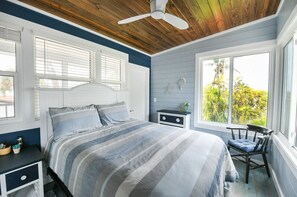 Escritorio, tabla de planchar con plancha, cuna de viaje y wifi gratis 