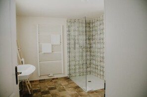 Bruser, hårtørrer, håndklæder, Toiletpapir