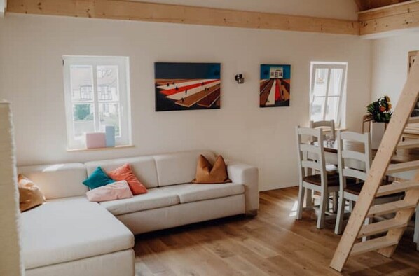 Smart-tv, dvd-spelare, böcker och ett filmbibliotek