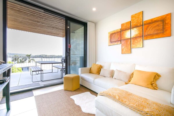 TV - Glorious 2-Bed with Waterside Balcony Views (Batemans Bay)