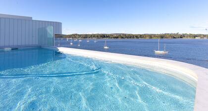 Glorious 2-Bed with Waterside Balcony Views