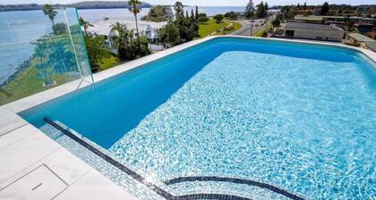 Glorious 2-Bed with Waterside Balcony Views