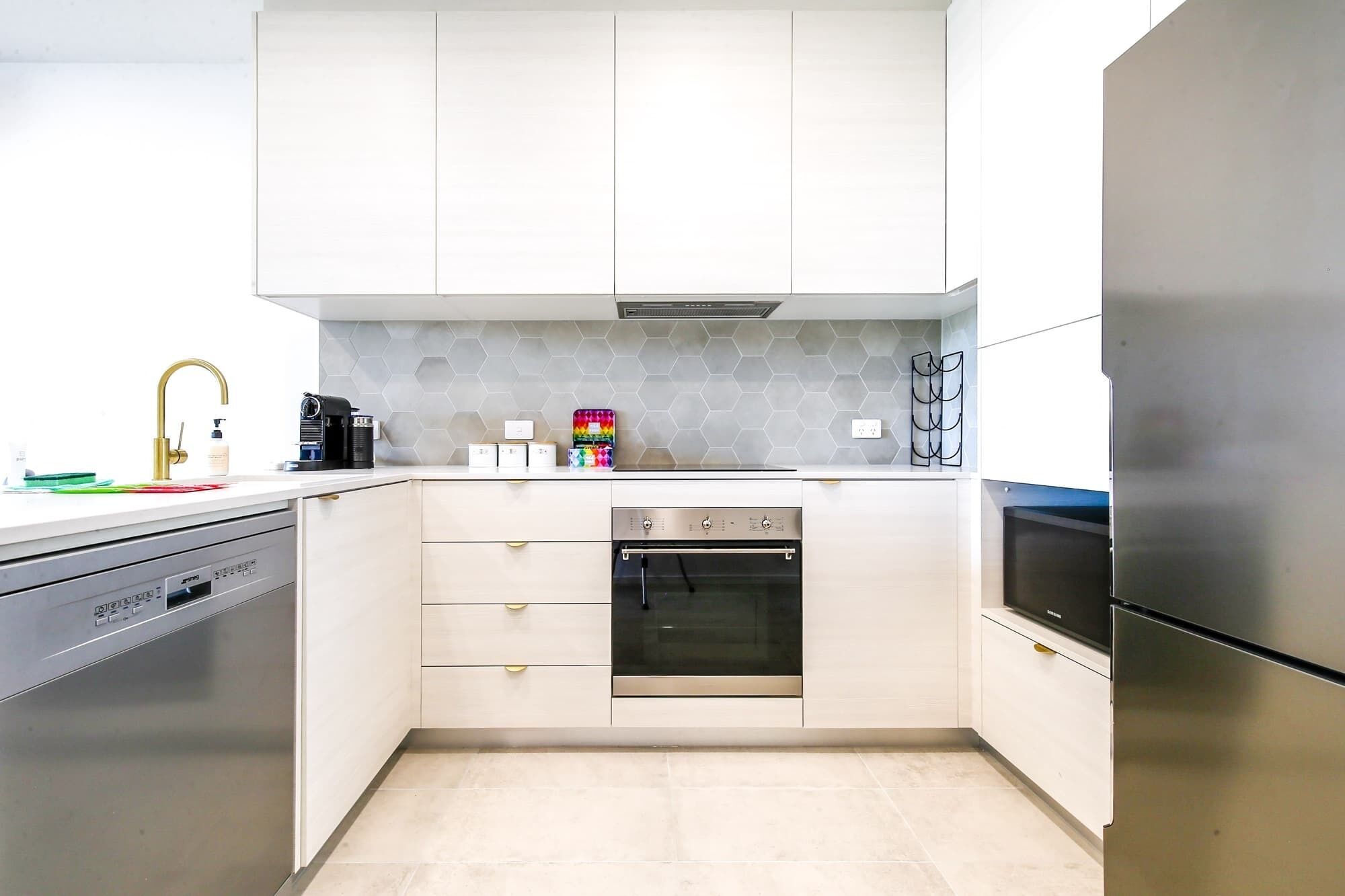 Réfrigérateur, micro-ondes, four, plaque de cuisson