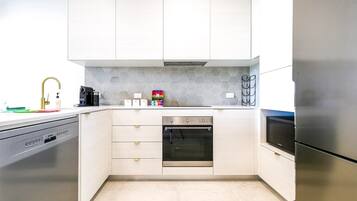 Refrigerador, microondas, horno, placa de cocina