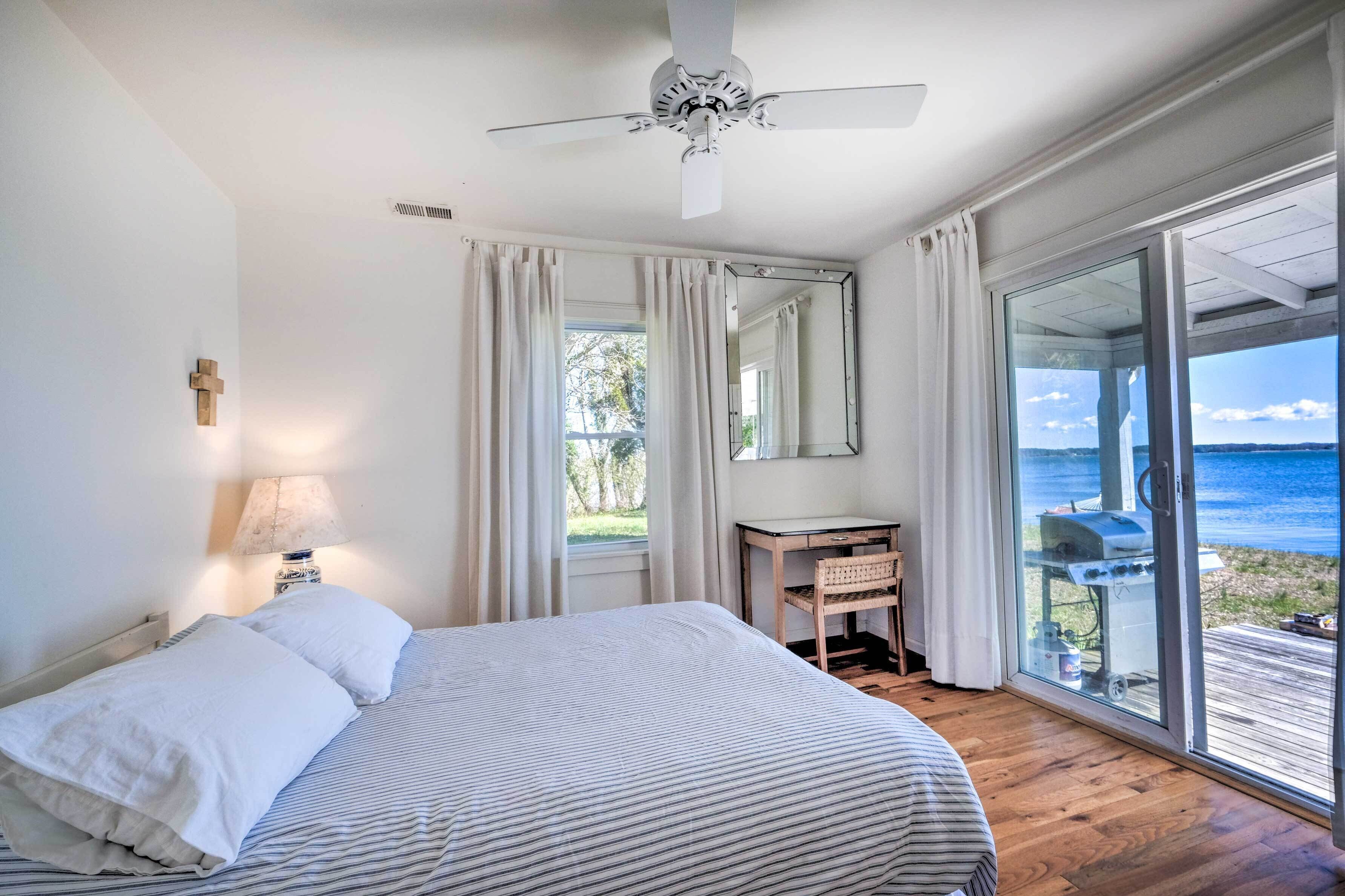 3 bedrooms, desk, internet, bed sheets