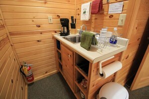 Mikrovågsugn, kaffe- och tebryggare, brödrost och grytor/köksredskap