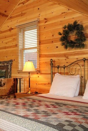 2 bedrooms, desk, iron/ironing board, WiFi