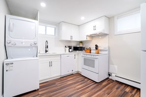 Refrigerador, microondas, horno y parrilla de estufa