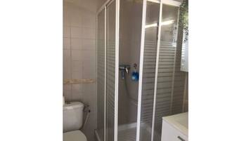 Suihku, hiustenkuivaaja, pyyhkeet, vessapaperi