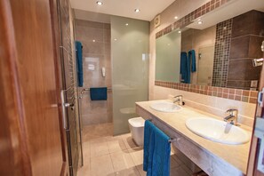 Dusj, regndusjhode, hårføner og håndklær