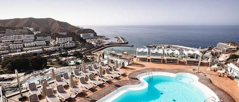 Outdoor pool, open 10:00 AM to 7:00 PM, pool loungers