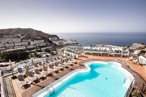 Outdoor pool, open 10:00 AM to 7:00 PM, pool loungers