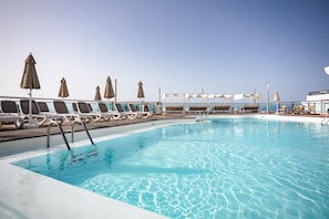 Piscina externa, funciona das 10h às 19h, espreguiçadeiras