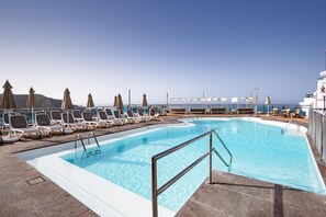 Una piscina al aire libre (de 10:00 a 19:00), tumbonas