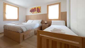 Apartemen (2 Bedrooms) | 2 kamar tidur, setrika/meja setrika, dan seprai linen