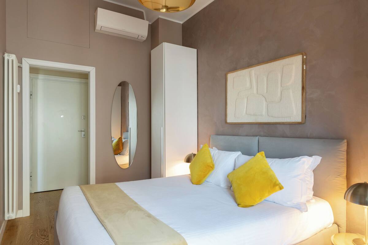 Exclusive Apartment, 2 bedrooms, 2 bathrooms, city view (Galleria del Corso 4) | Egyptian cotton sheets, premium bedding, down comforters, in-room safe