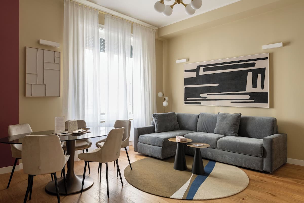Deluxe Apartment, 2 Bedrooms, 2 Bathrooms (Galleria del Corso 4) | Woonruimte | Een 60-inch smart-tv met digitale zenders, een televisie en Netflix