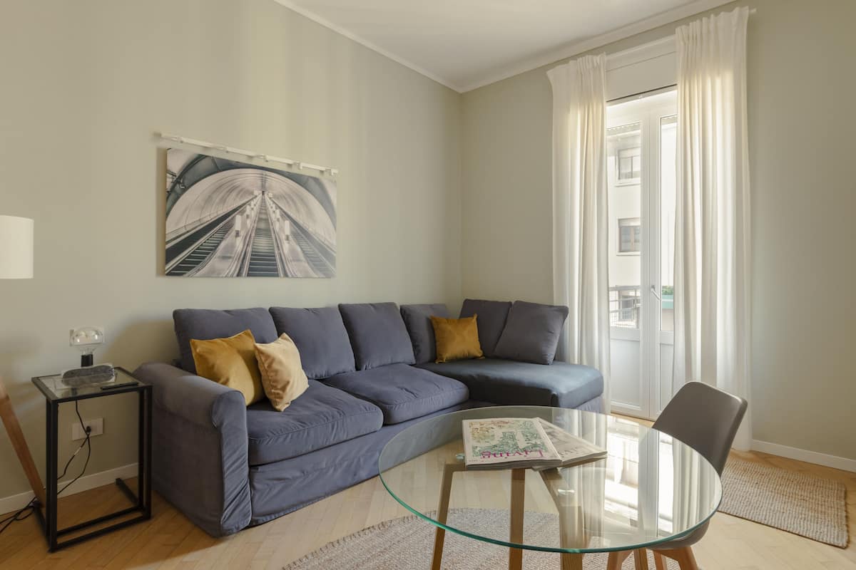 Comfort appartement, 2 slaapkamers, balkon (Via Sforza 5) | Woonruimte | Een 60-inch smart-tv met digitale zenders, een televisie en Netflix
