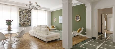 Luxe appartement, 3 slaapkamers, niet-roken (Piazza San Babila 4/D) | Woonruimte | Een 60-inch smart-tv met digitale zenders, een televisie en Netflix