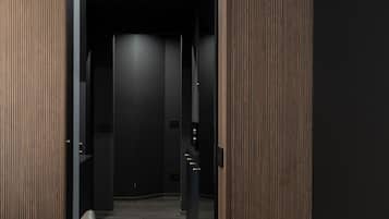 Luxury Apartment, 1 Queen Bed, Private Bathroom (Galleria del Corso 4) | Área de estar | Smart TV 60 polegadas com canais digitais, TV, Netflix