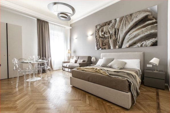 Premier-Apartment, 1 Schlafzimmer, Turm (Galleria del Corso 4) | Bettwäsche aus ägyptischer Baumwolle, hochwertige Bettwaren