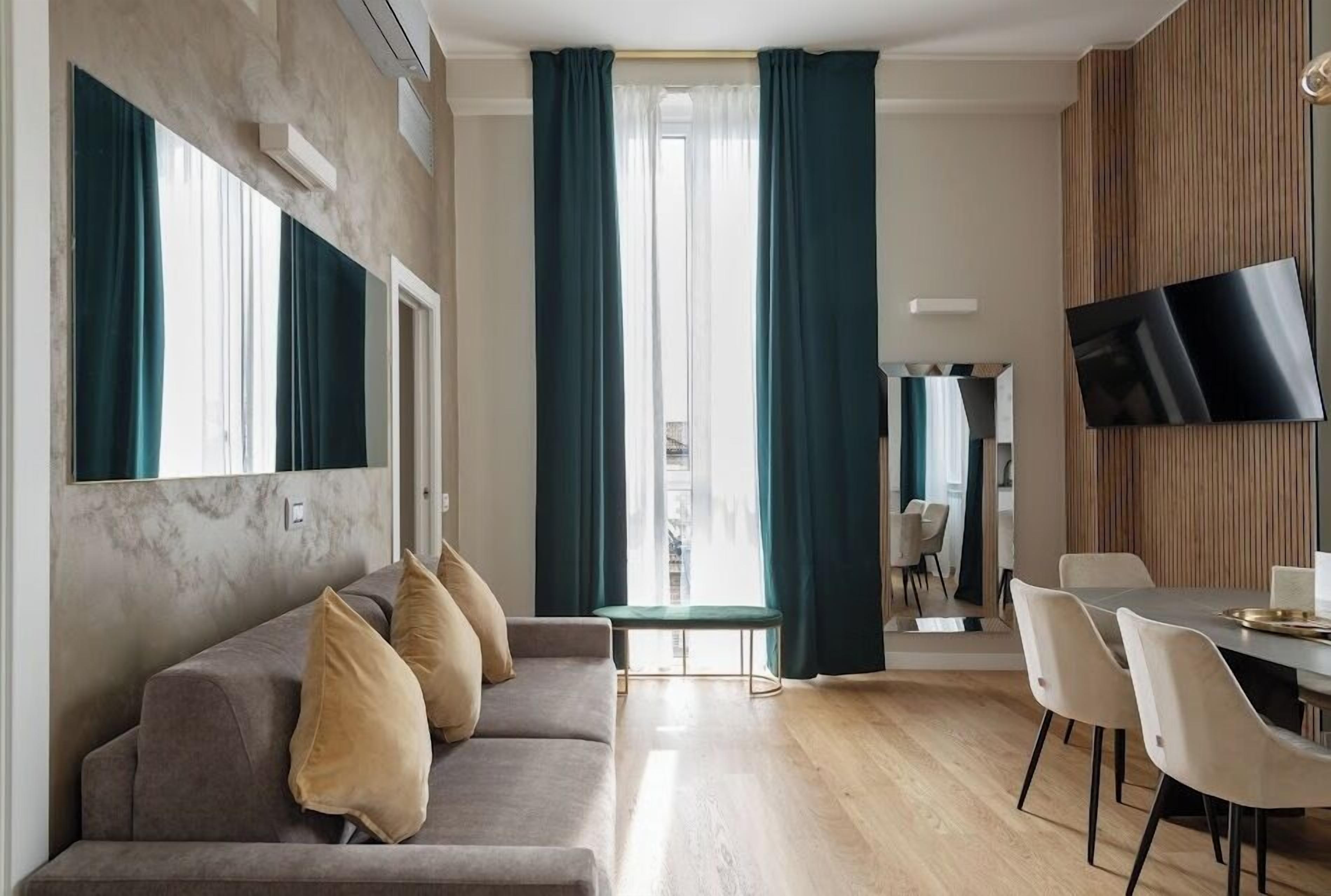 Deluxe Apartment, 3 Bedrooms, 2 Bathrooms (Galleria del Corso 4) | リビング エリア | 60 インチのスマートテレビ (デジタル放送視聴可)、テレビ、Netflix