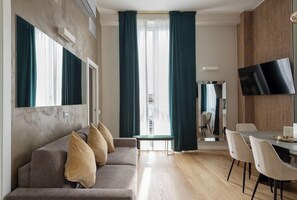 Deluxe Apartment, 3 Bedrooms, 2 Bathrooms (Galleria del Corso 4) | Opholdsområde | 60-tommers smart-tv med digitale kanaler, tv, Netflix