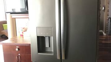 Refrigerador, microondas, horno y parrilla de estufa
